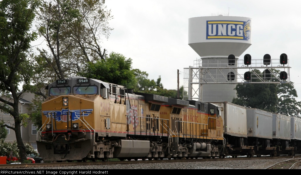 UP 5949 & UP 6326 lead train 218